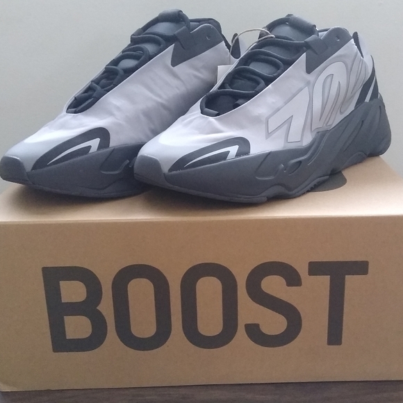 Adidas yeezy 700 metallic